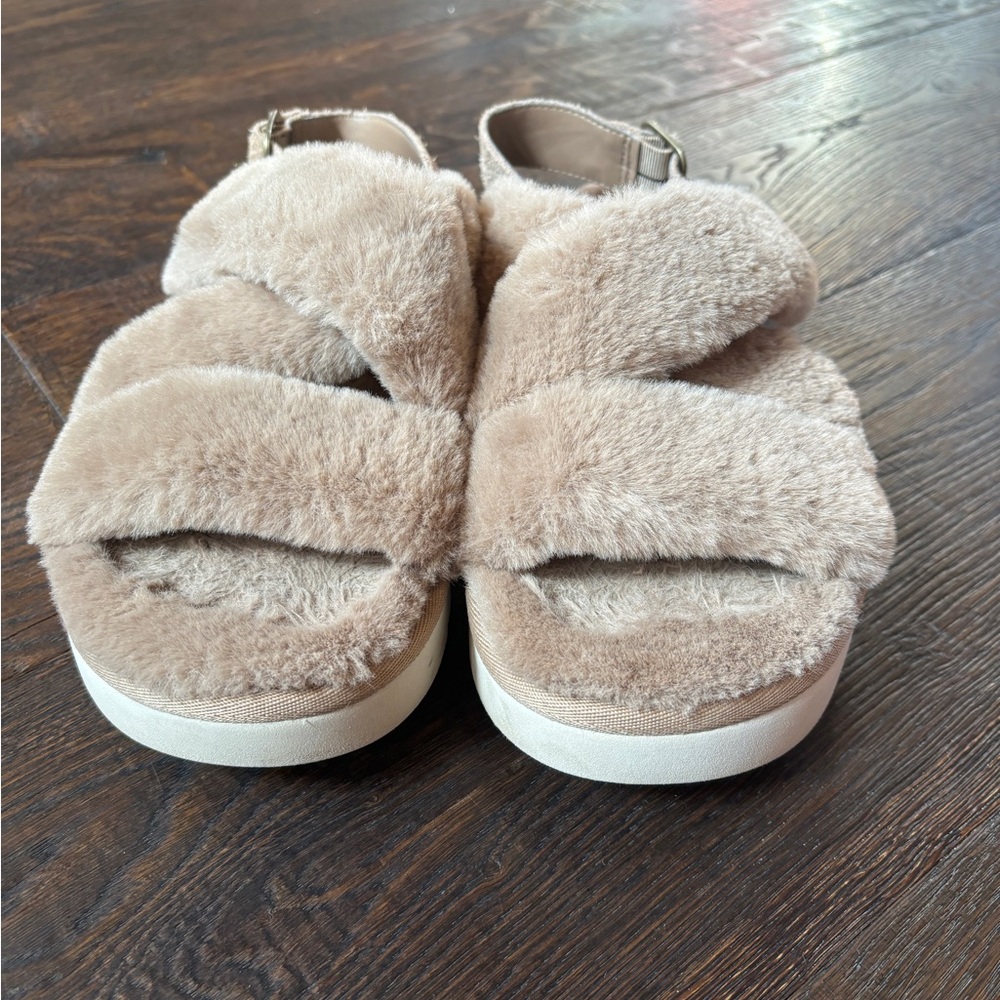 Like new kookaburra by Ugg size 10